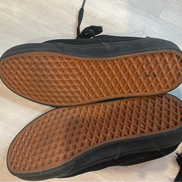 Black Vans. Worn only once. Great condition. No box - Picture 4 of 6